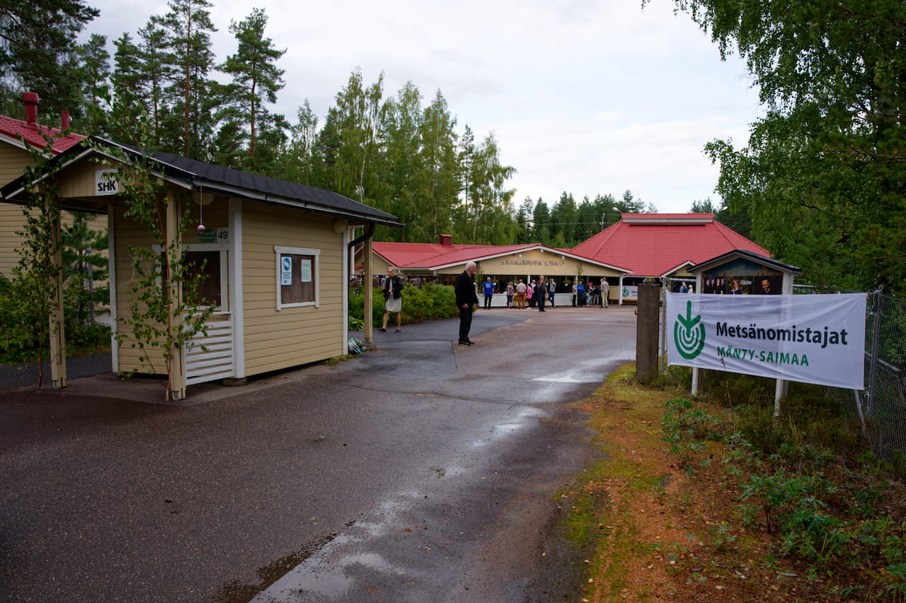 Tunnelmia metsäiltamista Säänjärven lavalta