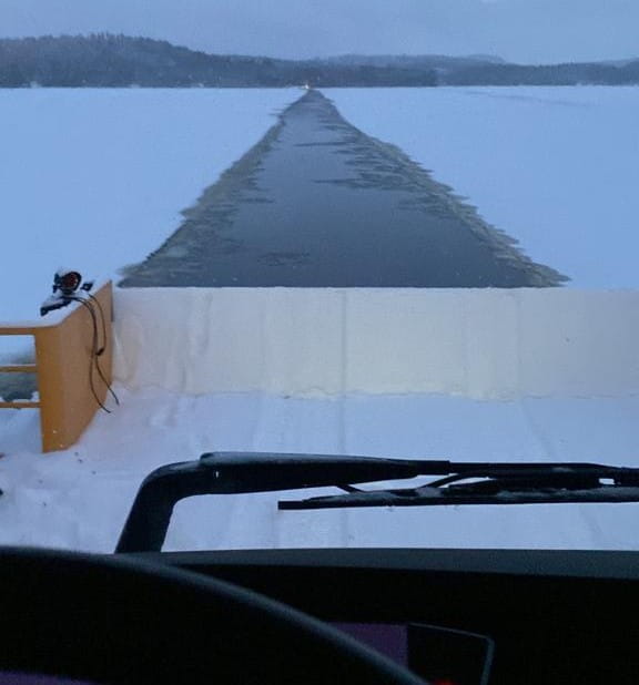 Lossin vesiväylä jäätyneellä järvellä