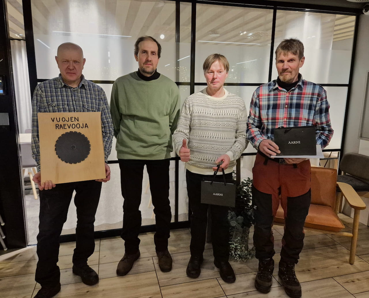 Muistamisia ja palkintoja Savotan henkilöstölle