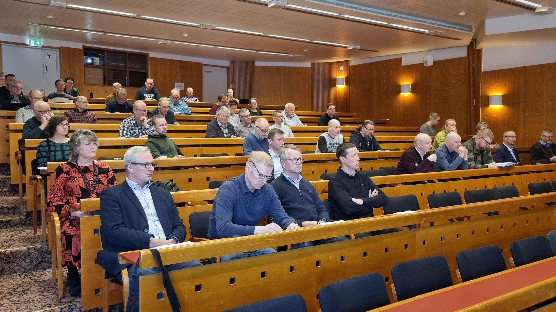 Valtuuston jäsenet kokouksessa 17.4.2023