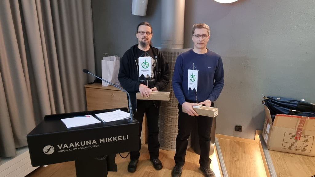 Kuvassa Pekka Liimatainen ja Jussi Laitinen, joita muistettiin kokouksen alussa kuluvan vuoden merkkipäivien johdosta.