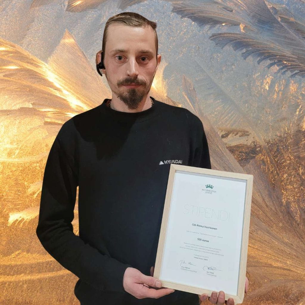 Metsänhoitoyhdistys Etelä-Savon mikkeliläiselle korjuuyrittäjä Olli-Pekka Vauhkoselle on myönnetty Metsämiesten Säätiön ”Työyhteisön hyvä tyyppi” -stipendi.