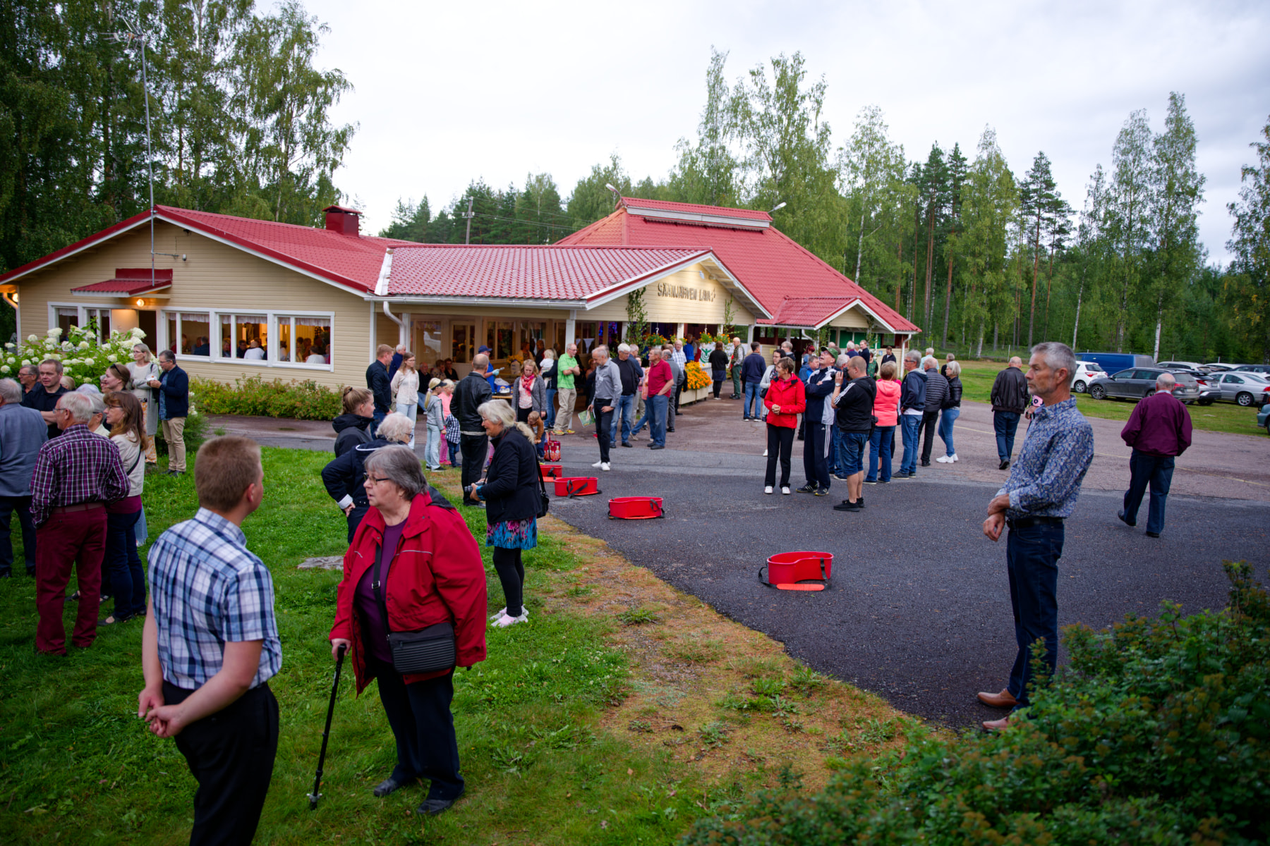 Tunnelmia metsäiltamista Säänjärven lavalta
