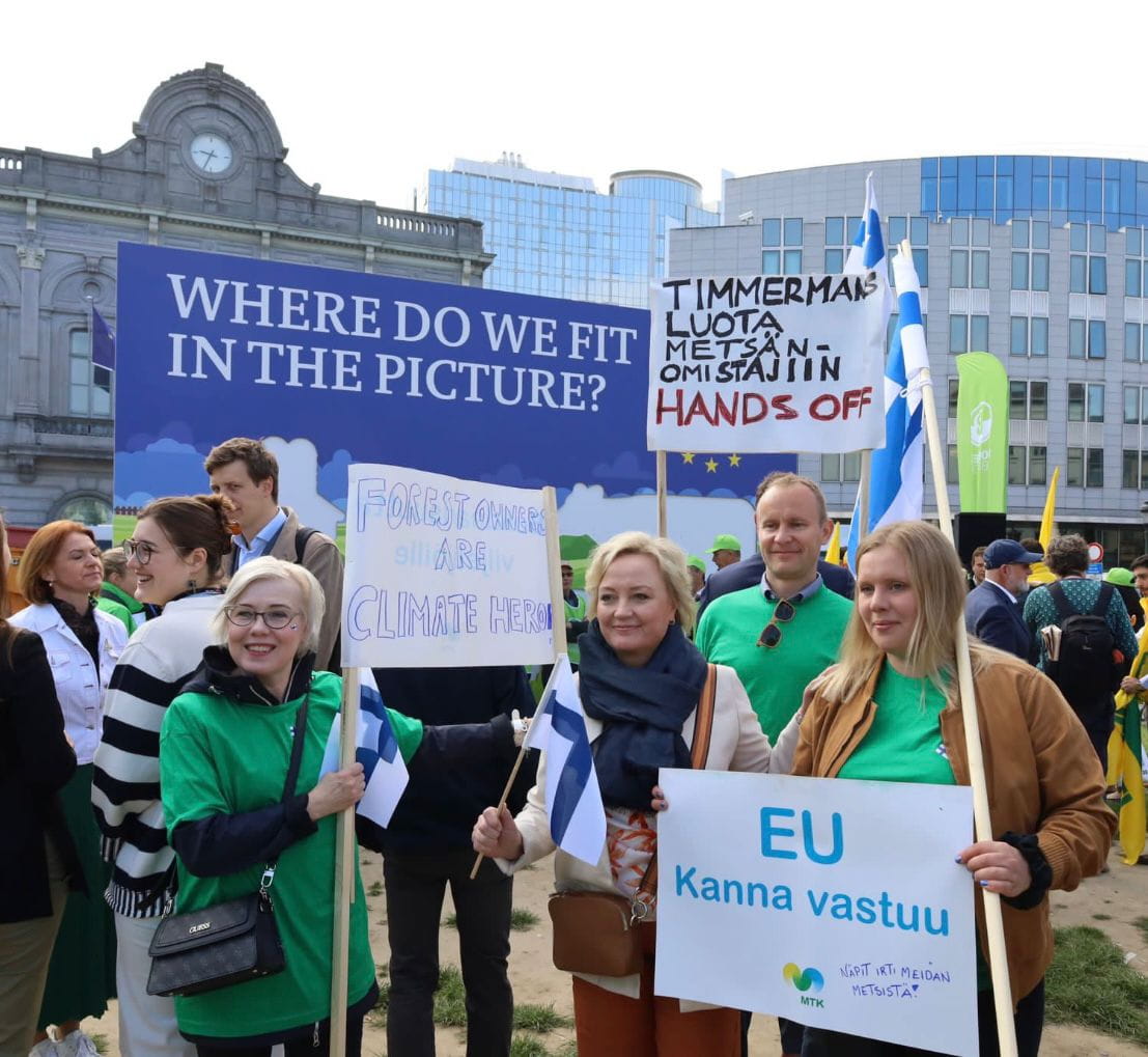 Metsänhoitoyhdistys Etelä-Savo ja Sulkava edustettuna Brysselissä EU-päätäntää kritisoivassa mielenilmaisussa