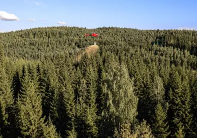 Helikopteri lannoittaa metsää