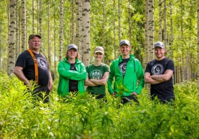 Mhy:n metsäasiantuntijoita metsässä