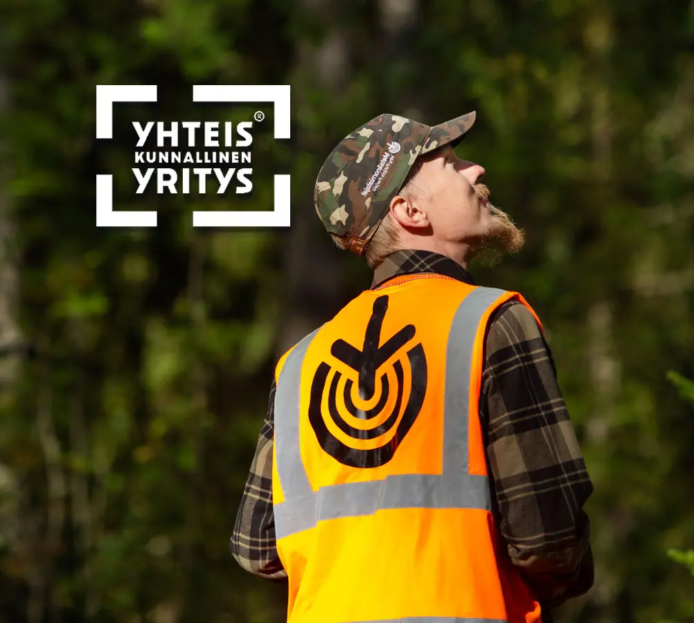 Metsäasiantuntija metsässä huomioliivi päällä